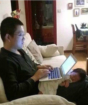 囧图:消防员看游戏忘救火 宅男悬挂女友 - 游戏