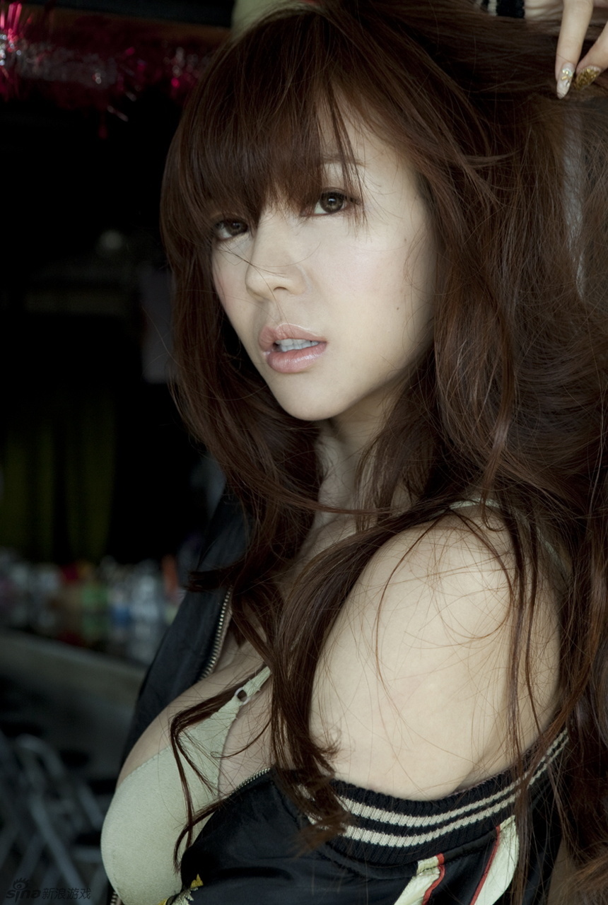 周韦彤形象代言手游 海报化身威风古装女侠_Z