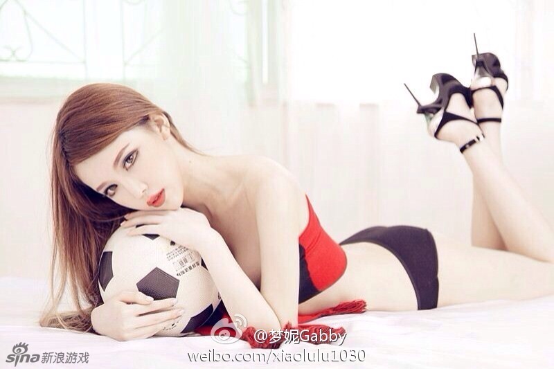 舞校花领衔 众美女微博晒自拍宣传足球游戏_中