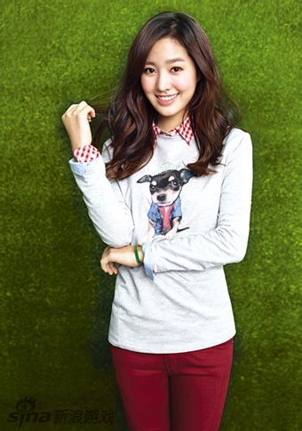 韩国美女演员陈世妍代言游戏