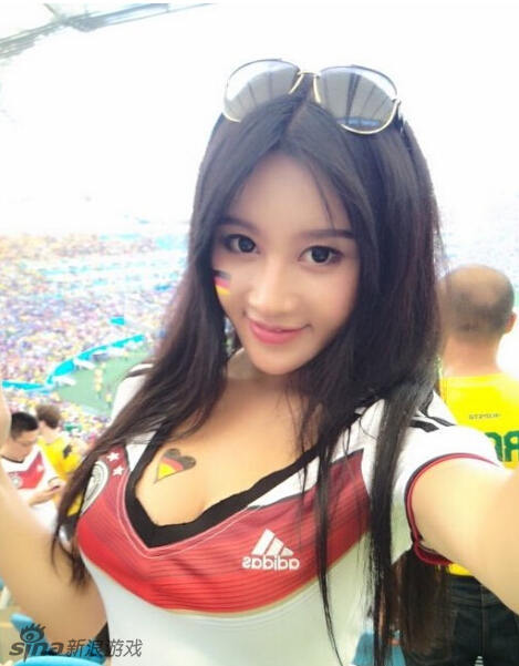知名游戏女郎樊玲世界杯赛场胸夹手机走红_Z