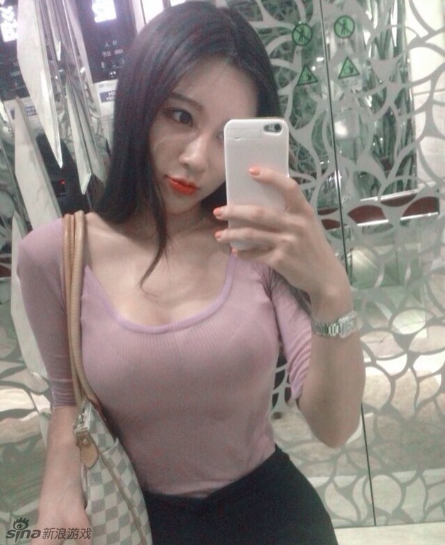 知名游戏女郎樊玲世界杯赛场胸夹手机走红_Z