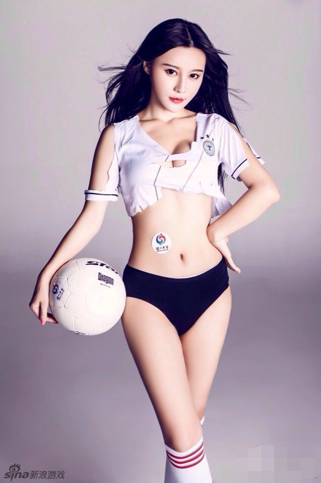 知名游戏女郎樊玲世界杯赛场胸夹手机走红_Z