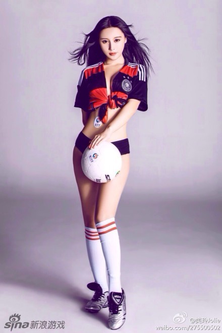 知名游戏女郎樊玲世界杯赛场胸夹手机走红_Z