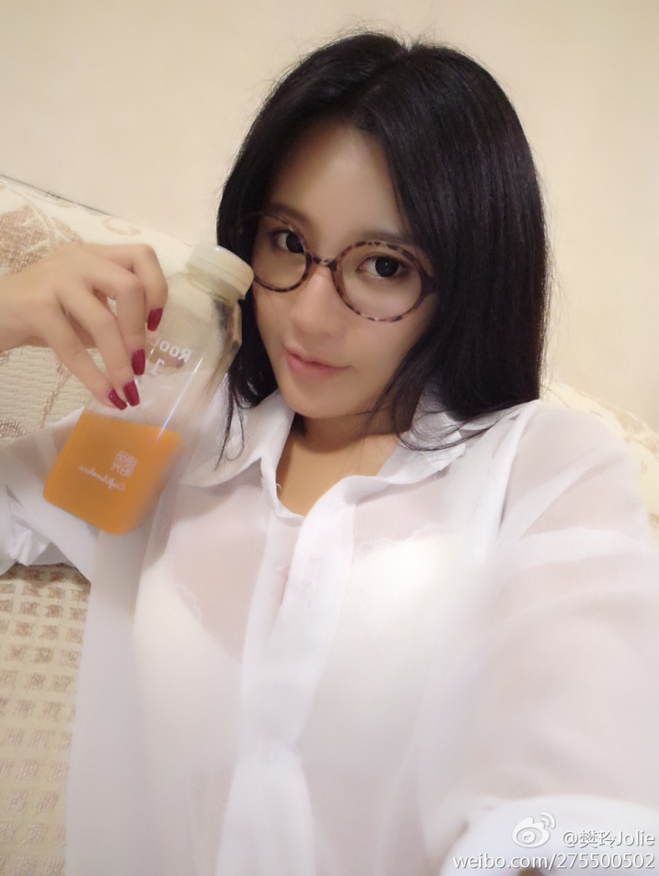 游戏美女晶女郎樊玲唱新歌