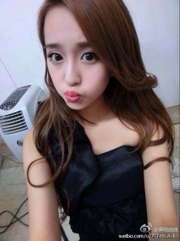 麻辣女教师走红 低胸黑丝性感太吸睛_Z攻略-专