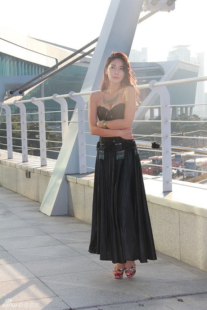 Gstar黑衣女子被多名南韩记者拉出馆外轮番拍