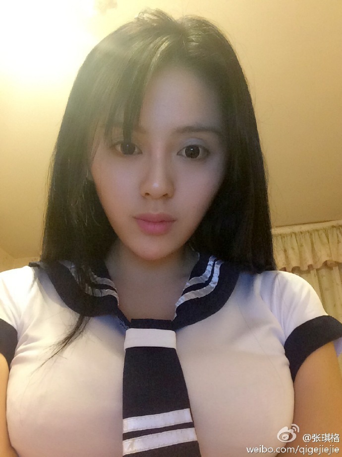 黑纱深v大长腿 美女主播张琪格手机私密照