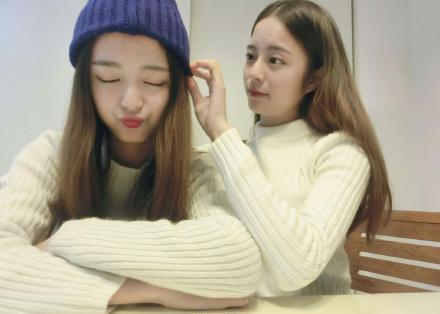 LOL<em>双胞胎姐妹</em>花肤白如雪 都是学霸超爱提莫