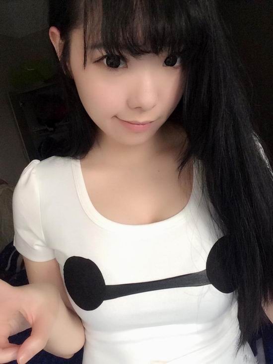 其中"胸怀广阔"的妹子自然少不了,当然也有贫乳妹子为了不落后于人