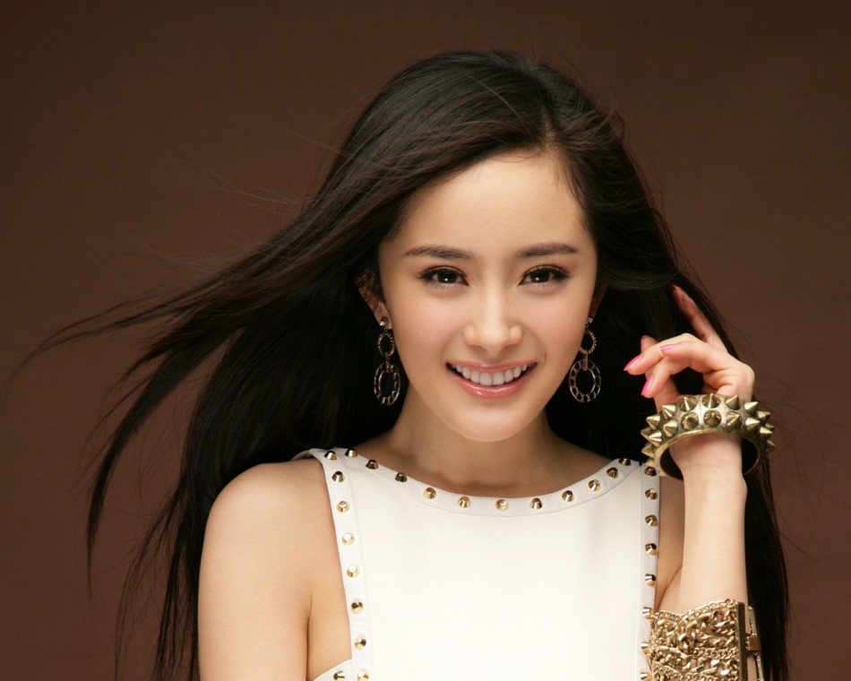 数钱数到手发软 国民女神杨幂代言手游大把捞