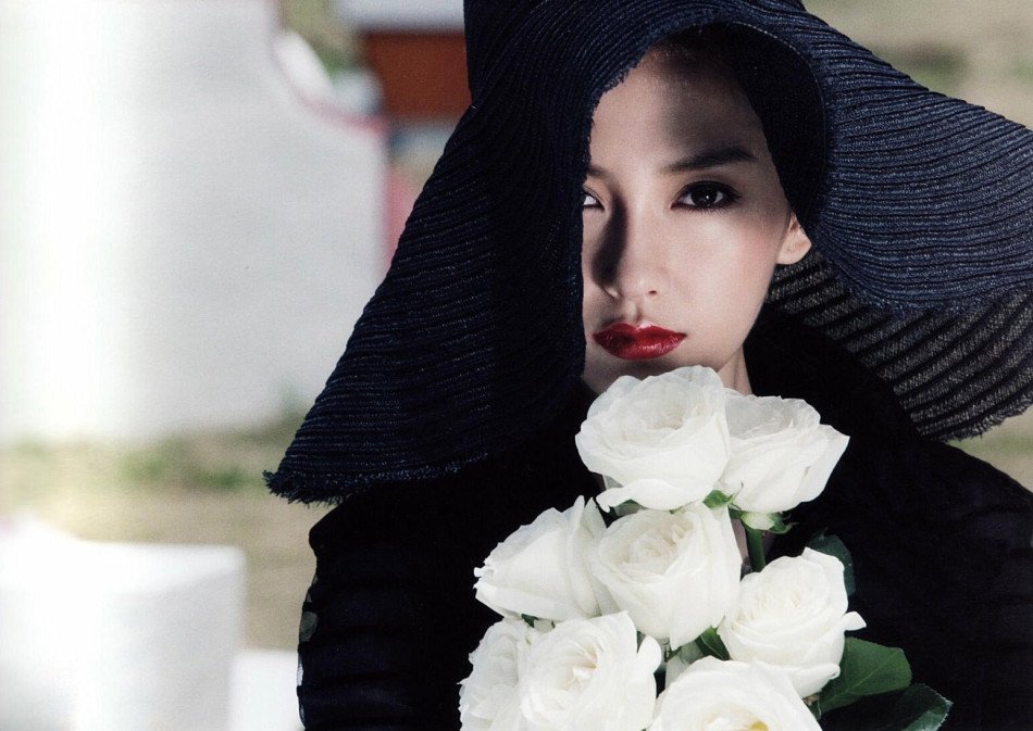 电竞女神angelababy变幸福娇娘 抹胸长裙露香