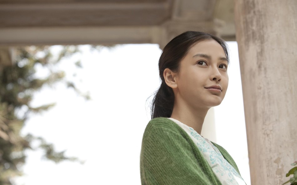 电竞女神angelababy变幸福娇娘 抹胸长裙露香