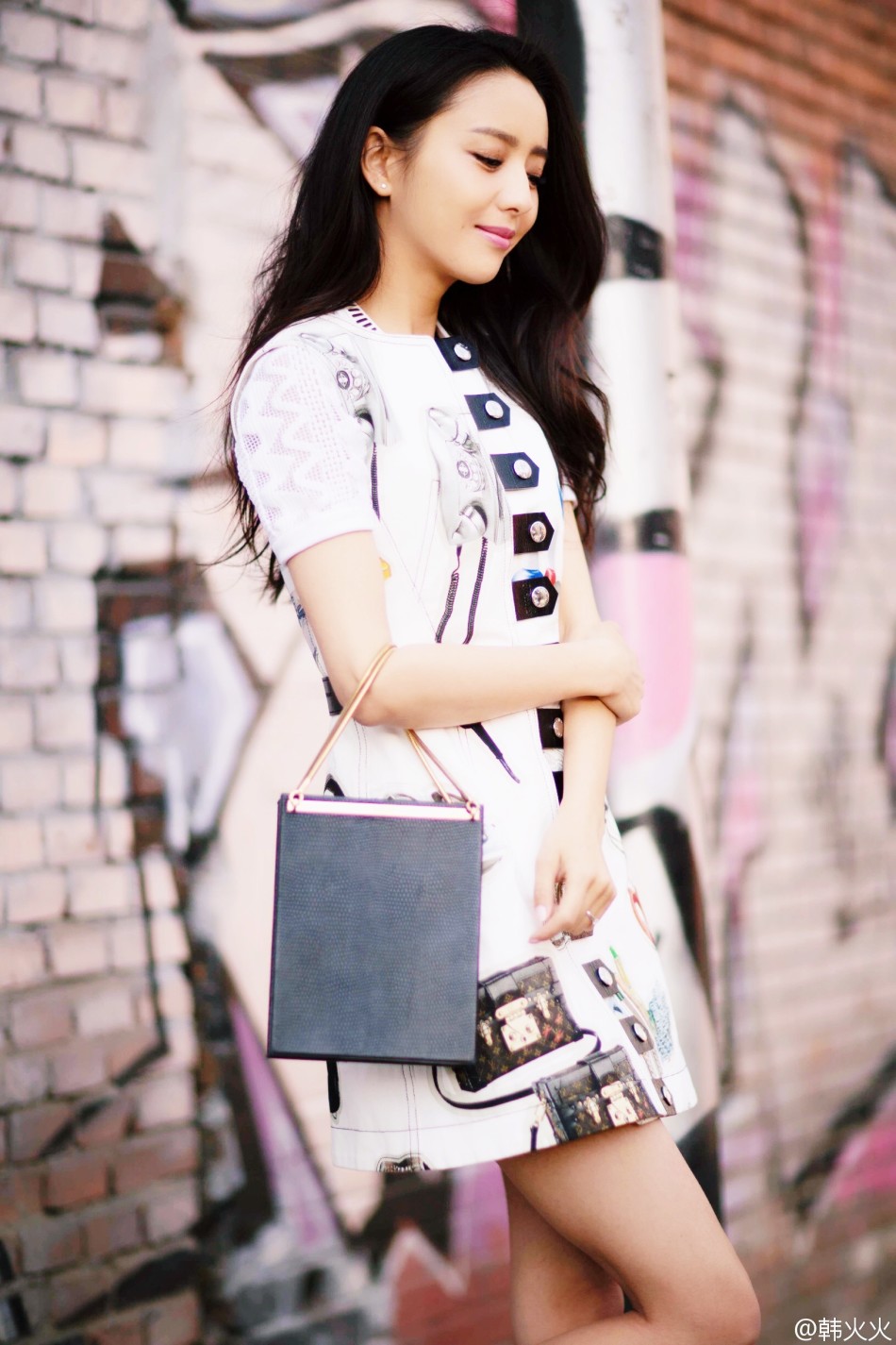 佟丽娅代言手游近日正式公测_中搜论坛_东西