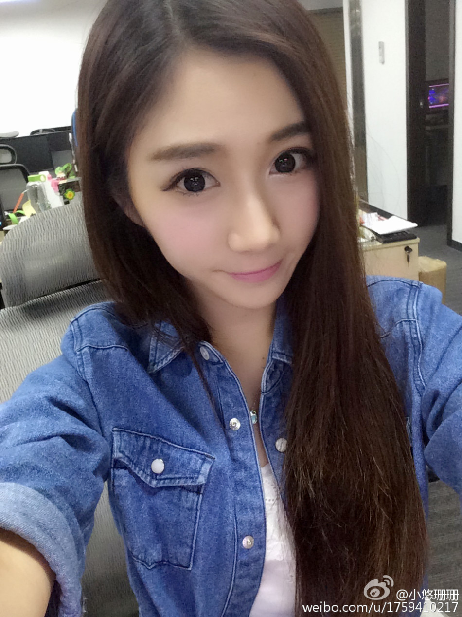> 美女主播小悠加盟电竞比赛 尽显专业