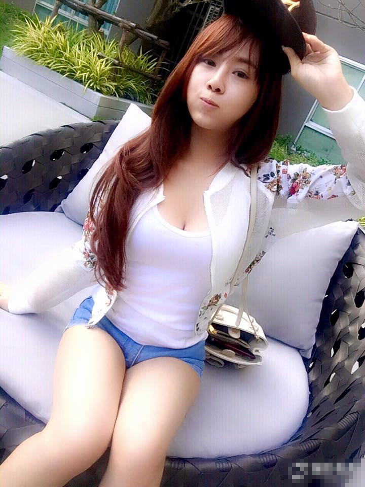 <em>泰国虎牙妹</em>穿著浴巾打电动 长相清纯_Z攻略-专