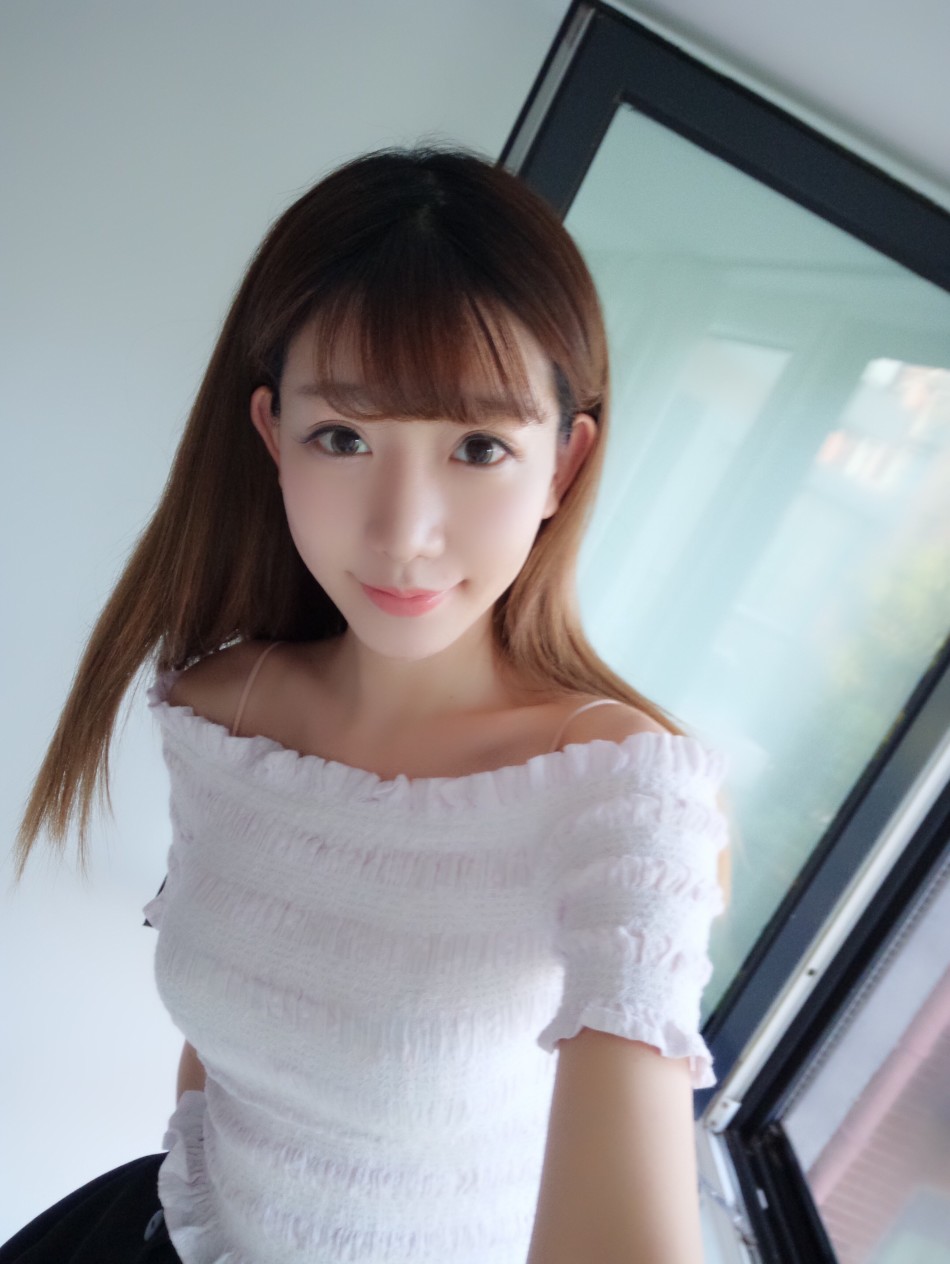 陈潇携手梦妮为手机游戏代言