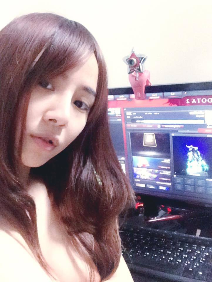 泰国最胸dota2女主播美图第二弹:衣服崩开了