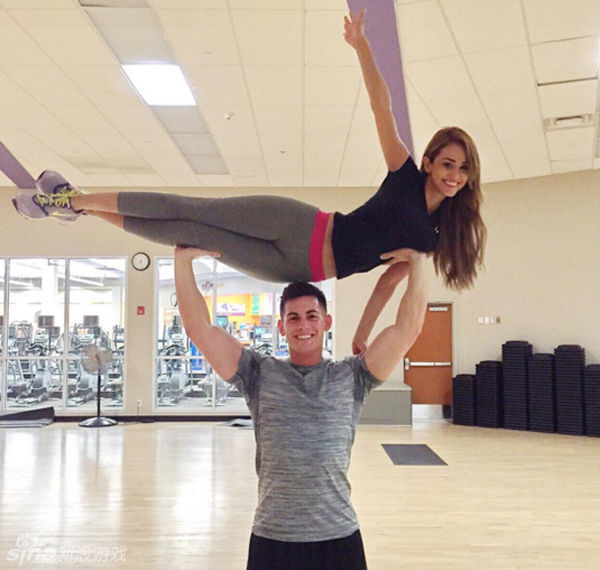 身材火辣墨西哥气象女主播 男友靠打电动赚钱