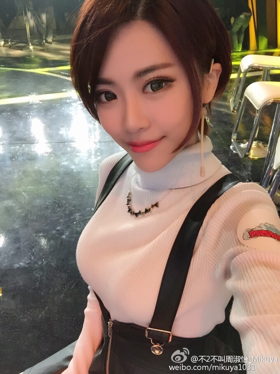 游戏解说周淑怡微博晒截图 疑似为手机游戏代言_Z攻略-专注于游戏攻略的网站