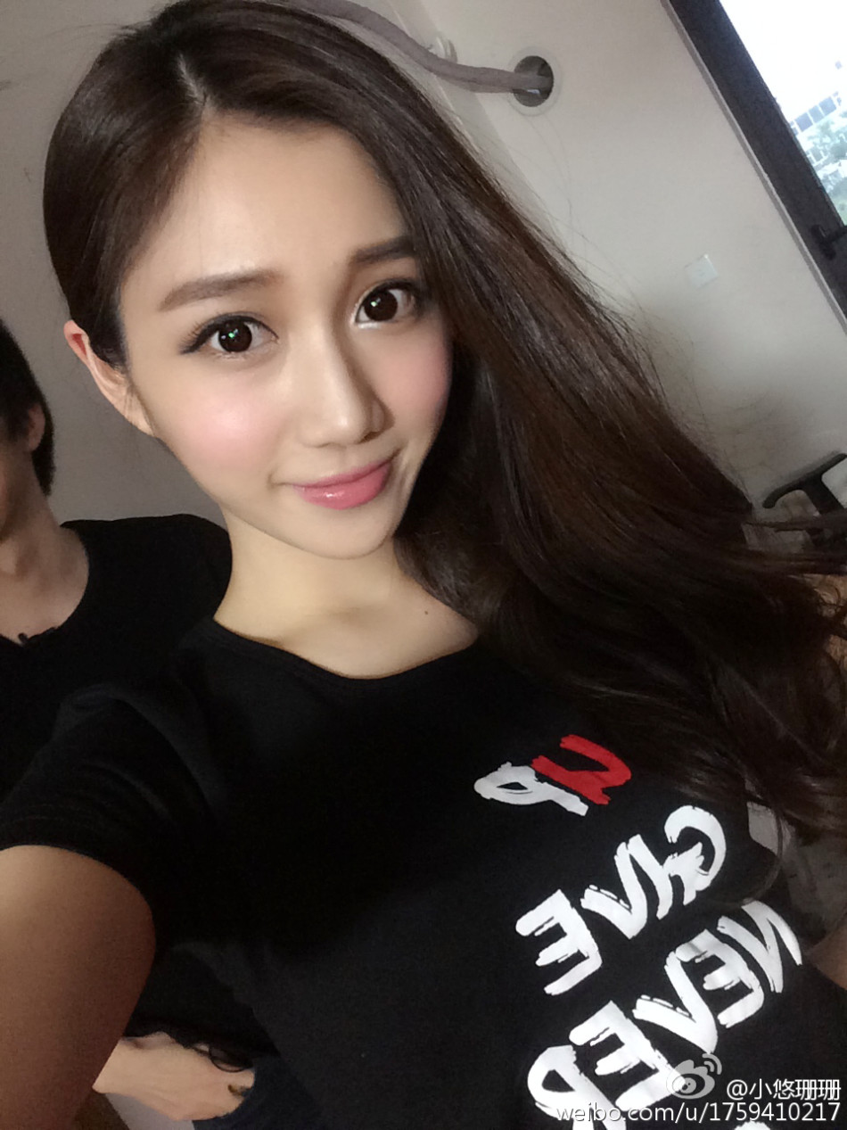 超美游戏女主播登上男人装 火辣身材一览无遗