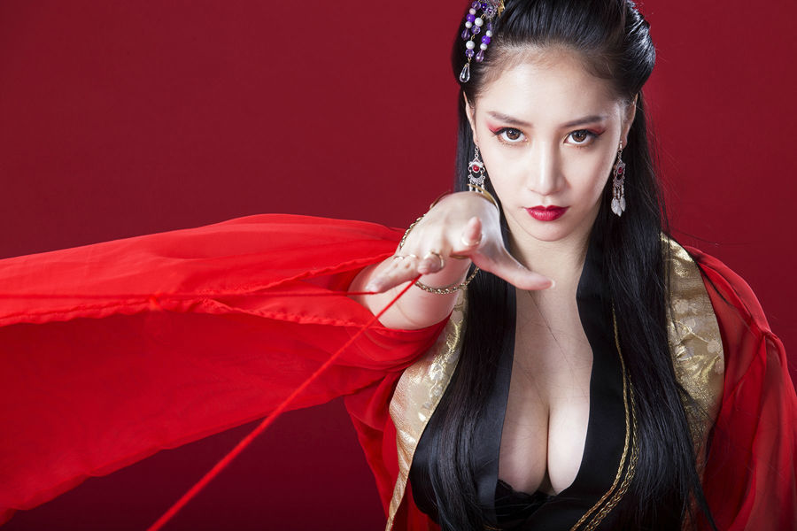 女帝林采缇辣扮东方不败 身材火爆性感太犯规