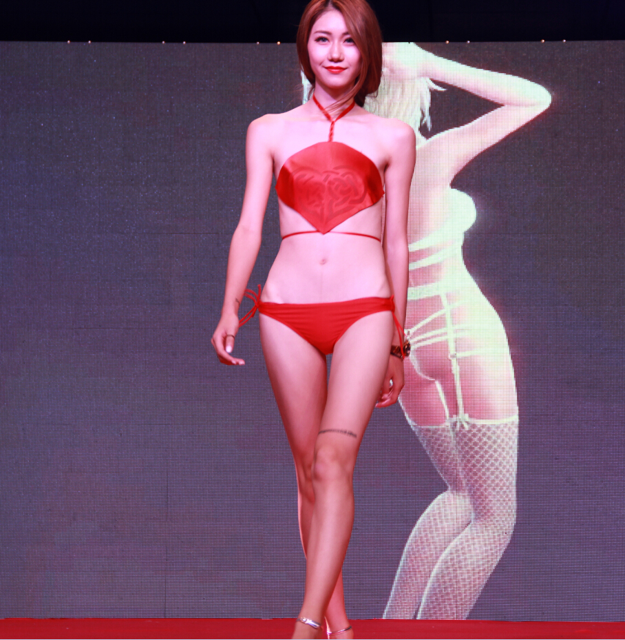 穿衣脱内衣_内衣穿衣美女