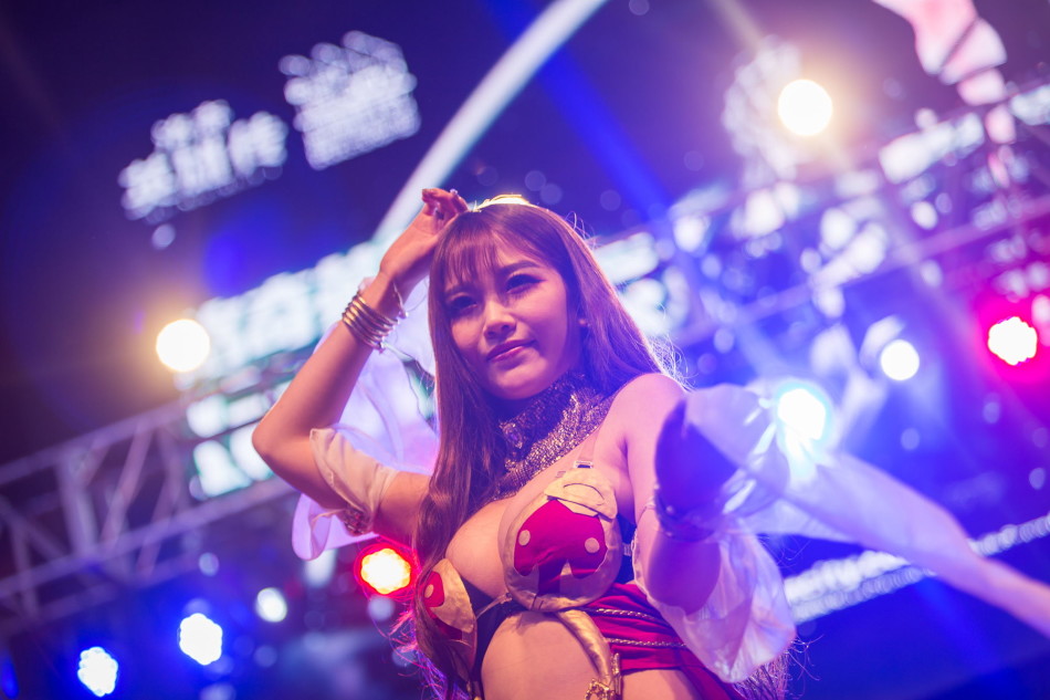 脱内衣免费游戏_美女内衣内裤半脱图片