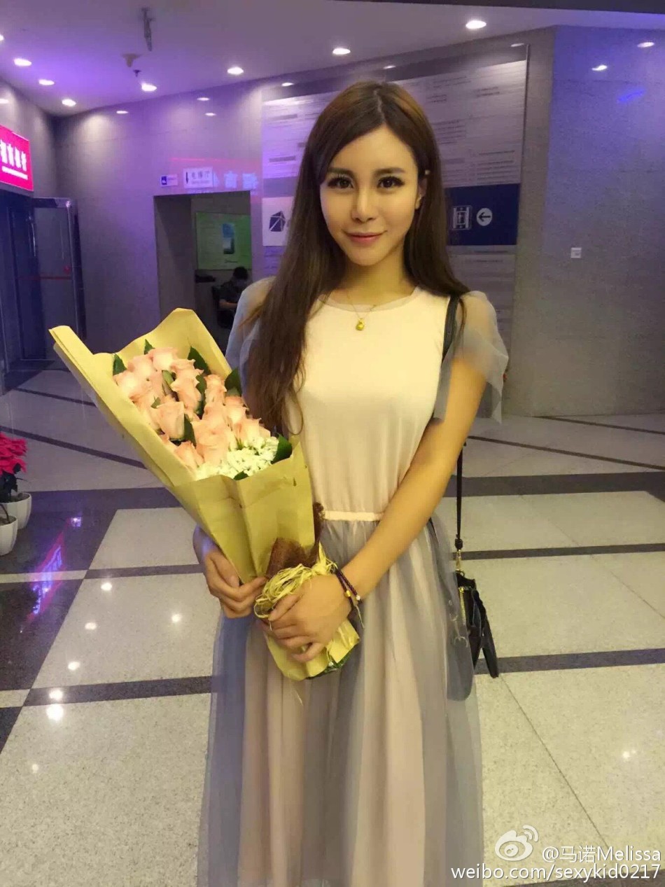 拜金女马诺整装参演游戏网剧