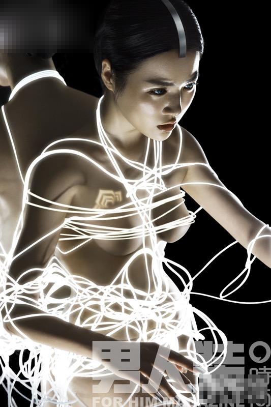 张璇大尺度出镜 荣登男人装封面为网游拍写真