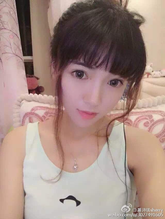 慕诗琪还养了一只叫大头的猫,小编翻了一下她的微博,sherry也是个