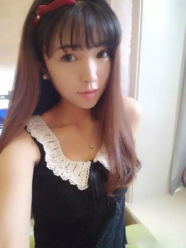 慕诗琪还养了一只叫大头的猫,小编翻了一下她的微博,sherry也是个