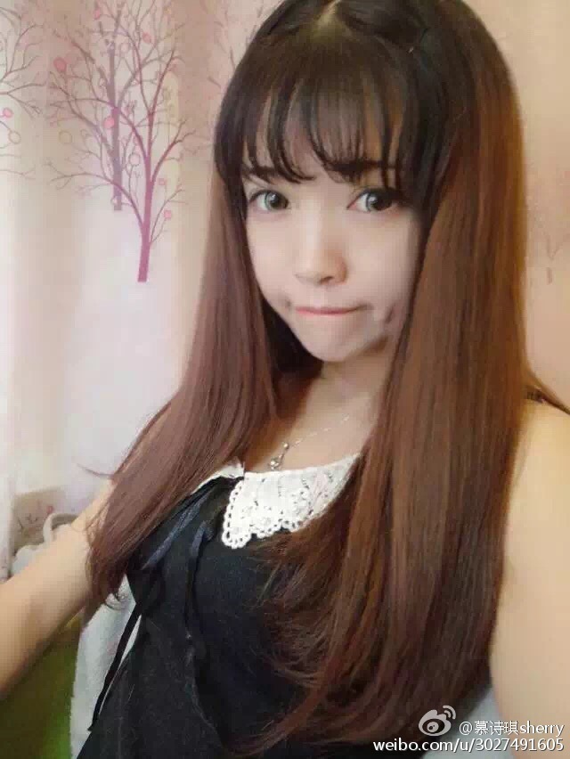 慕诗琪还养了一只叫大头的猫,小编翻了一下她的微博,sherry也是个
