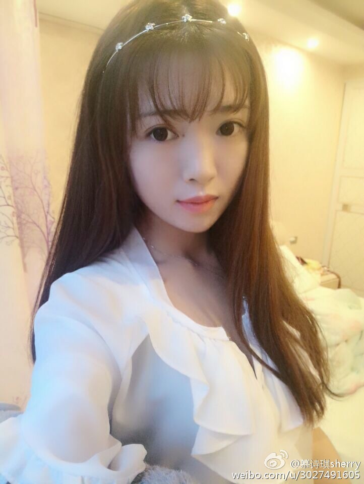 慕诗琪还养了一只叫大头的猫,小编翻了一下她的微博,sherry也是个