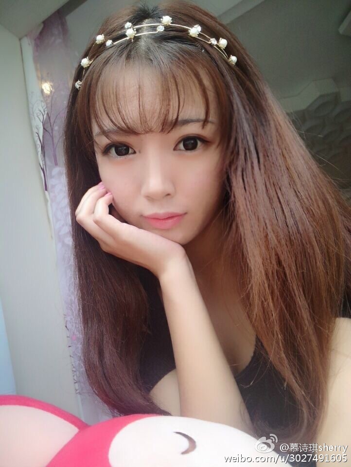 慕诗琪还养了一只叫大头的猫,小编翻了一下她的微博,sherry也是个