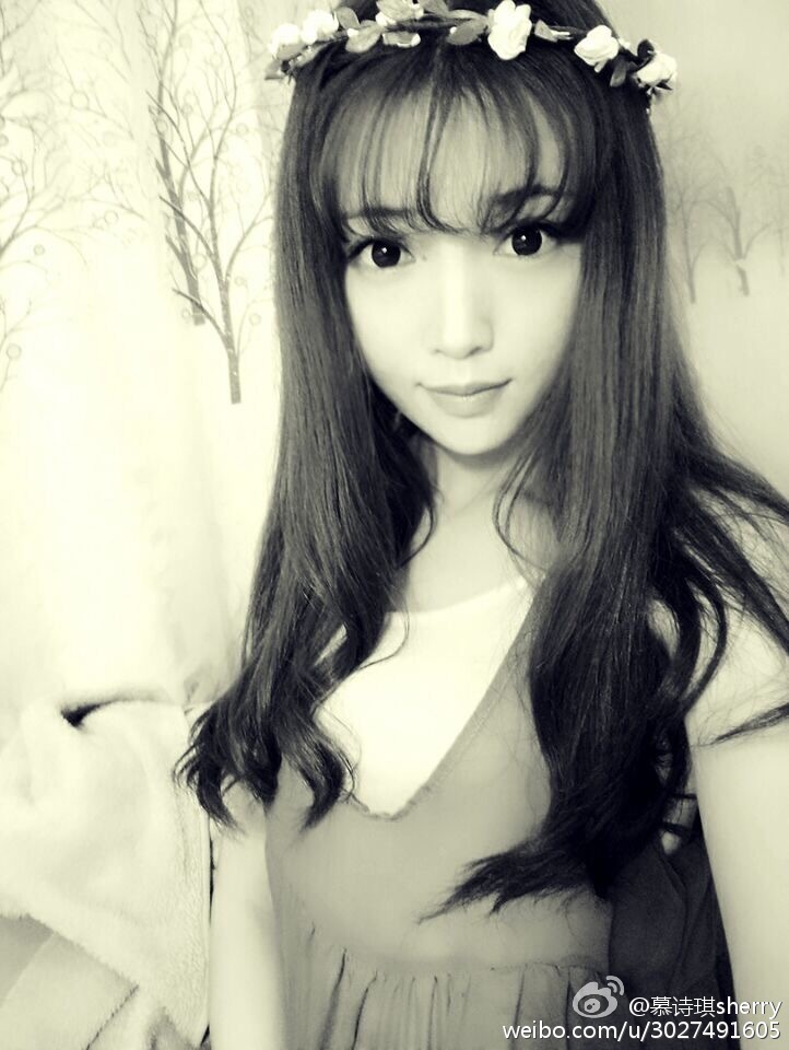慕诗琪还养了一只叫大头的猫,小编翻了一下她的微博,sherry也是个