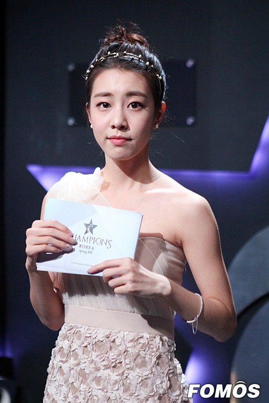 s5现场韩国美女主持赵银郑