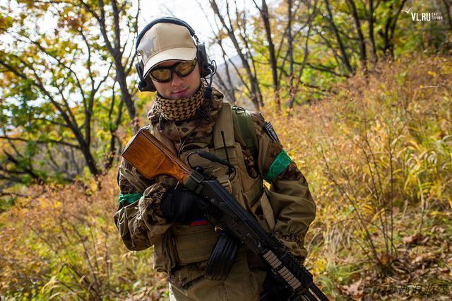 酷炫!俄罗斯人玩真人CS游戏 装备堪比正规军_