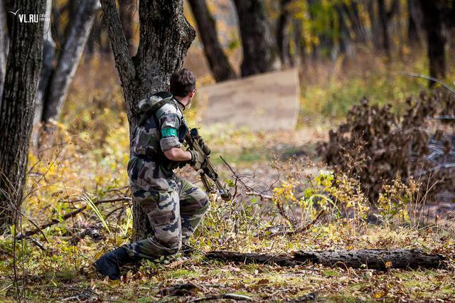 酷炫!俄罗斯人玩真人CS游戏 装备堪比正规军_