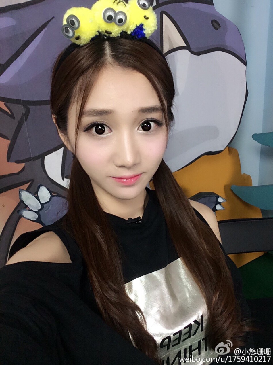 美女主播小悠珊珊加盟电竞比赛