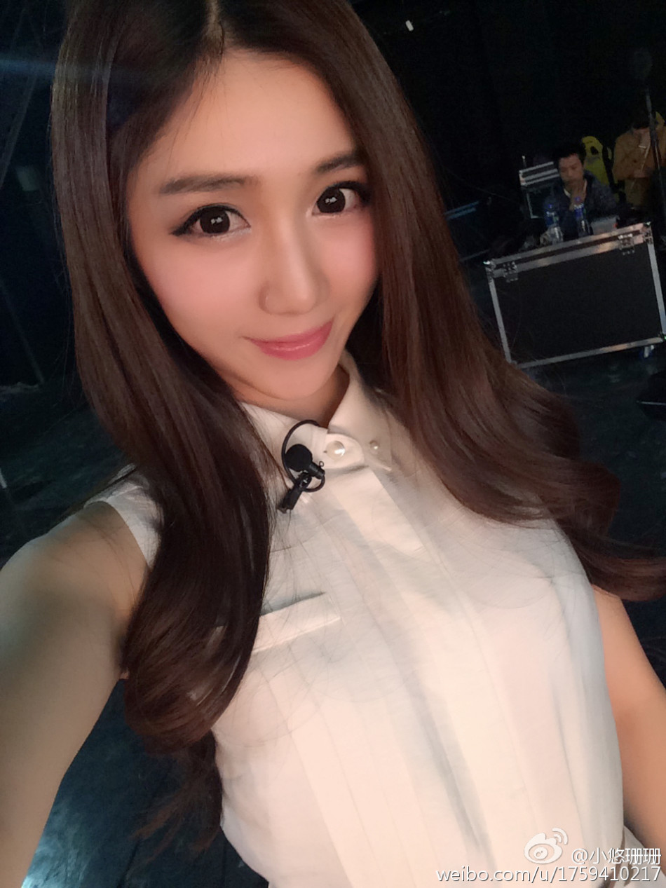 美女主播小悠珊珊加盟电竞比赛
