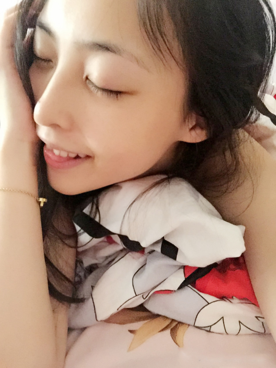 高颜值美女主播狐狸游新加坡
