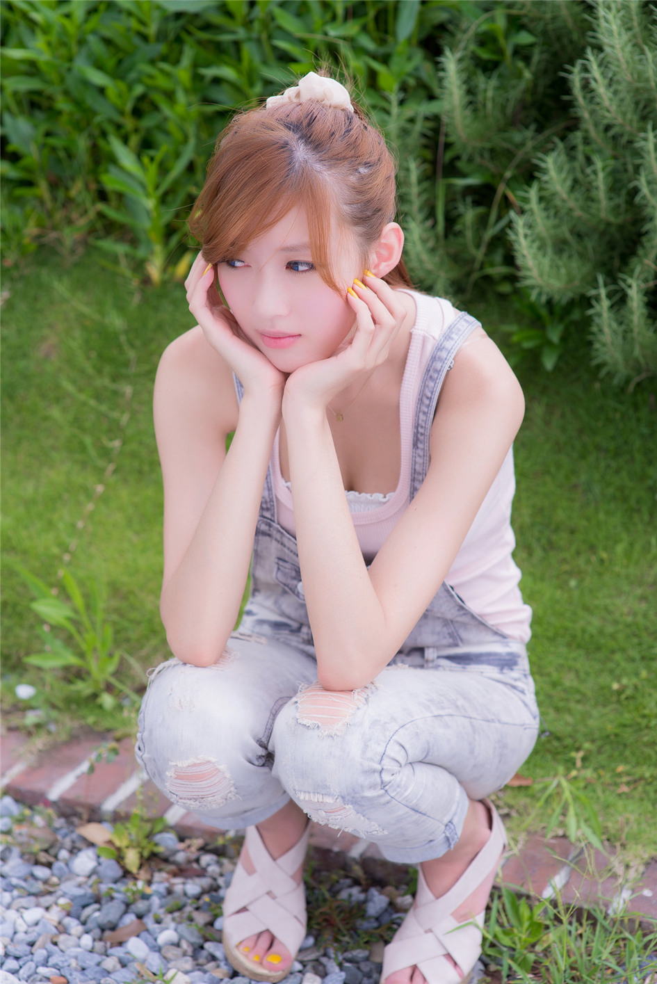 清纯美女金允乔最爱赖床玩手游