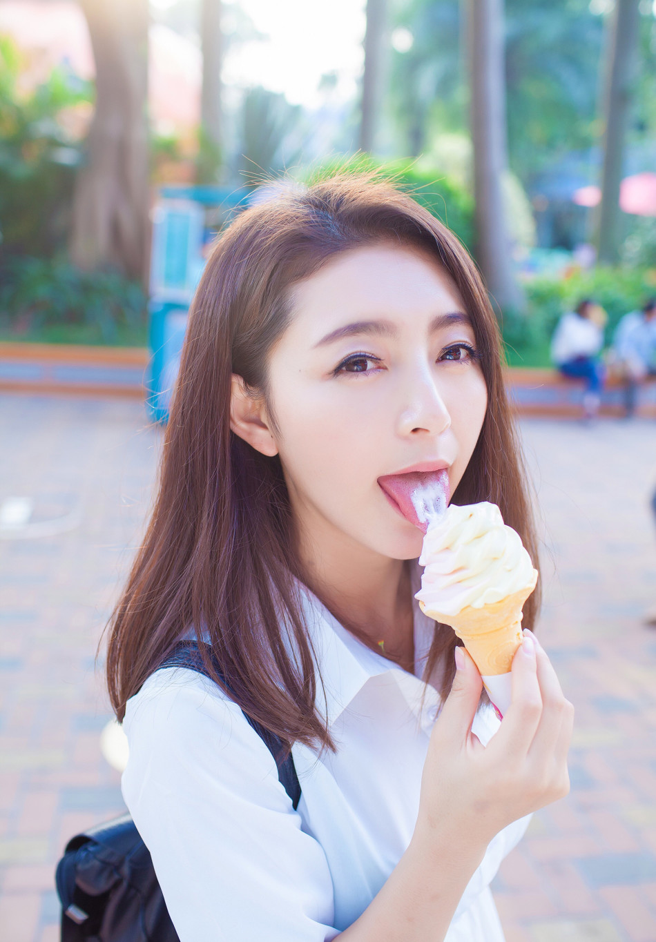 胸中大有痣 性感嫩模代言游戏出演火辣NPC_Z