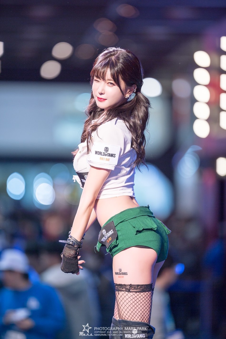 许允美是韩国著名的美女主播和车模。她是韩国直播平台Afreeca的著名BJ之一,拥有魔鬼身材和漂亮脸蛋的她有很多粉丝。许允美也经常出现在游戏展中,曾连续五年出席G-star,每次都会成为会场的焦点。