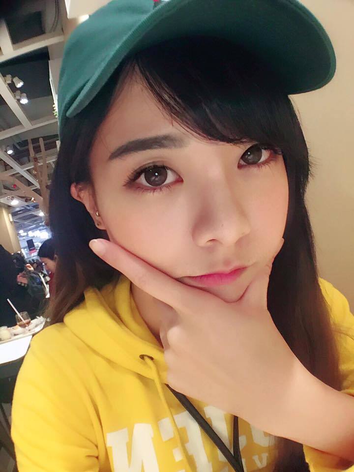 她经常在Facebook上晒出自己玩游戏时的照片,还表示在打游戏的时候非常认真,绝不坑队友。有网友回复:能陪我一起打排位么?此外她也被许多台湾网友称为最清纯的电玩女神。(编辑:dac)