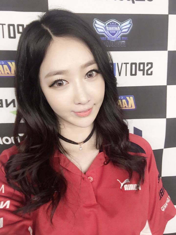 > 韩国性感showgirl最爱《跑跑卡丁车》