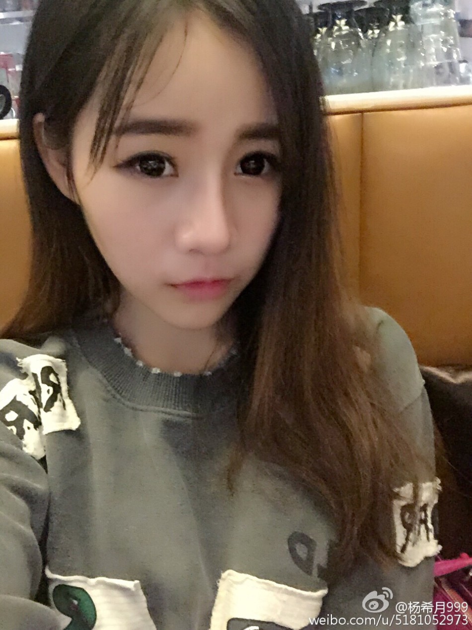 女主播:隆胸才能满足网友的胃口
