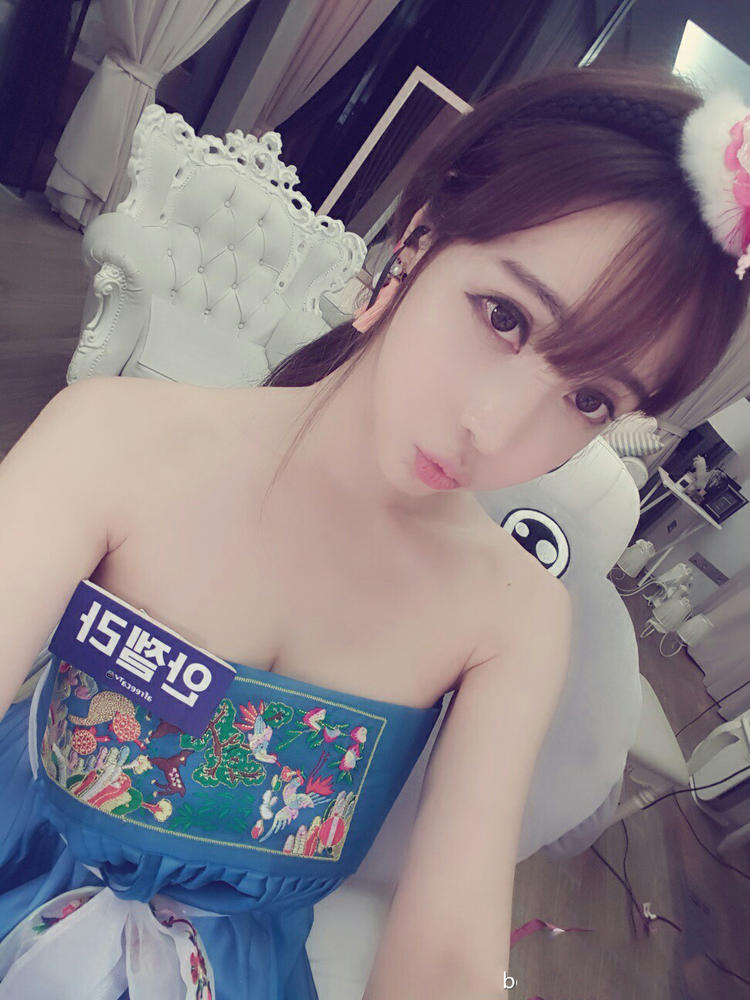 据悉赵世熙是首批来华直播的韩国女主播之一,目前的她有大批粉丝追随
