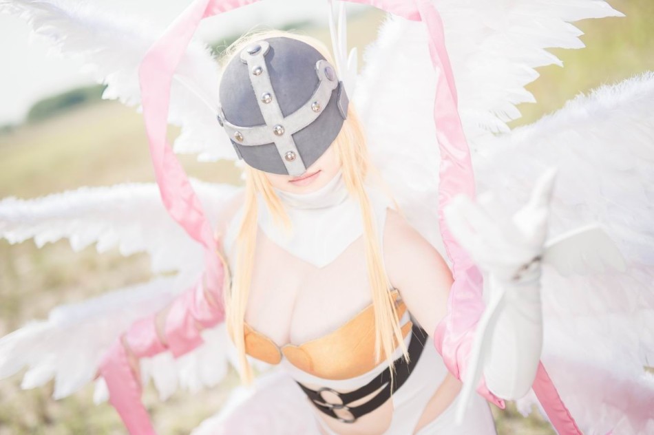 赛博少女全身赤裸手持机枪 周三cosplay大赏